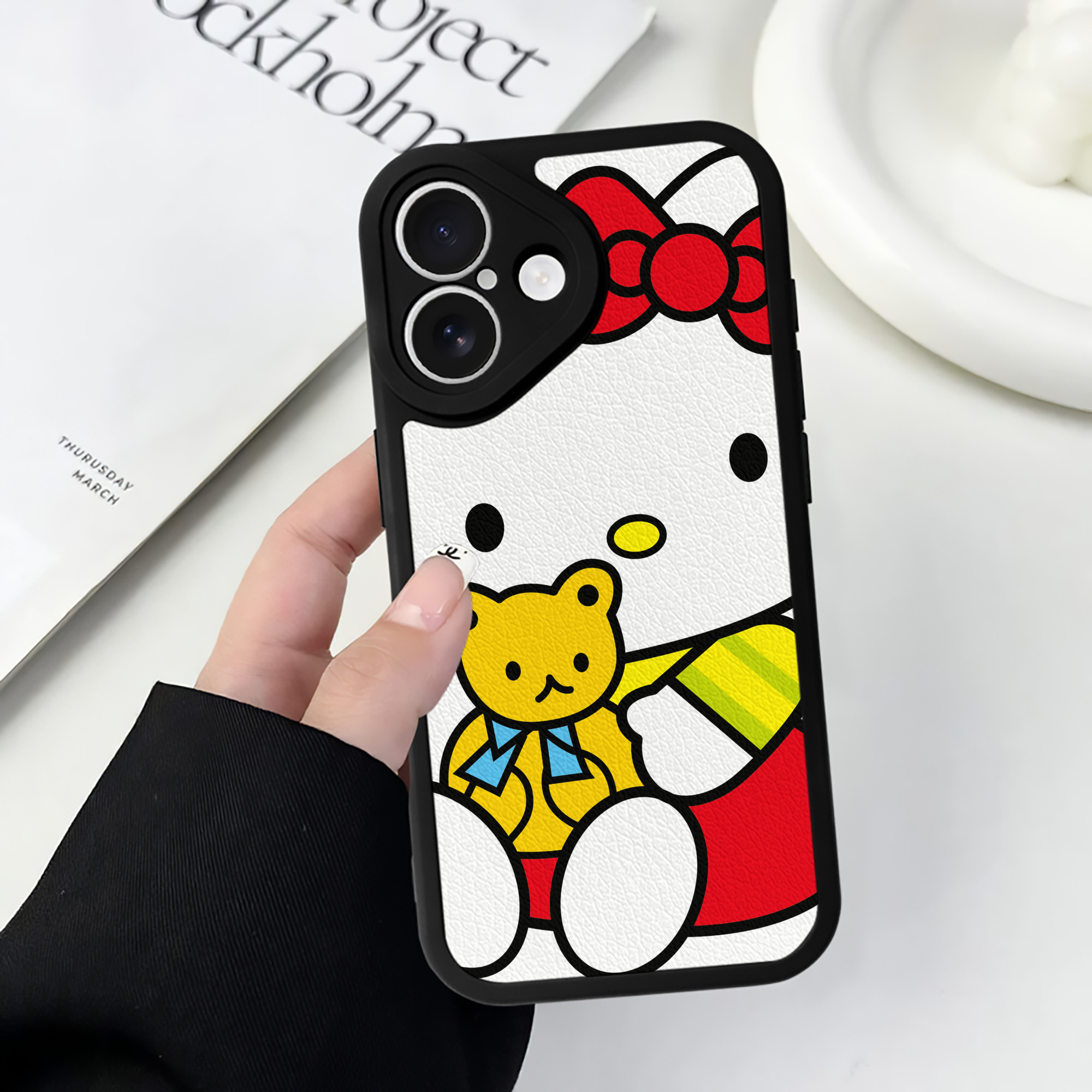 （画像用） Hello Kitty ハローキティ 【iPhone 16シリーズ対応】シリコンスマホケース（レザー調） 材質：シリコン